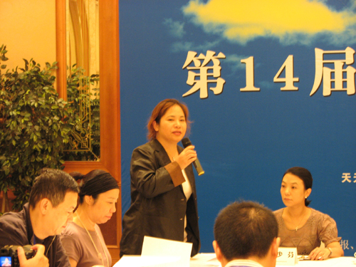 眾星捧月孫大偉成為評審主持