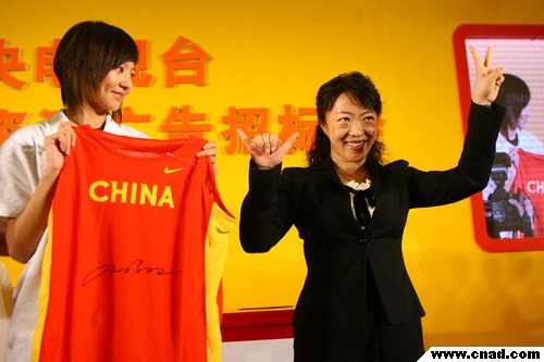 “今日之星”標主手捧央視神秘禮物1