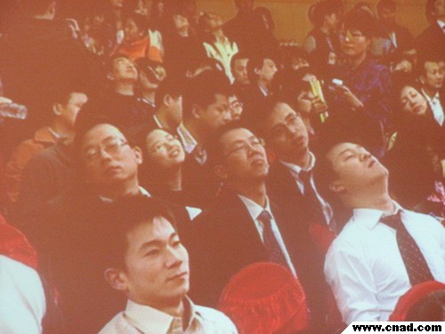 招標現場氣氛緊張大家一起做瑜伽放松