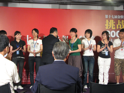 獲獎學(xué)生正在接受嘉賓頒獎