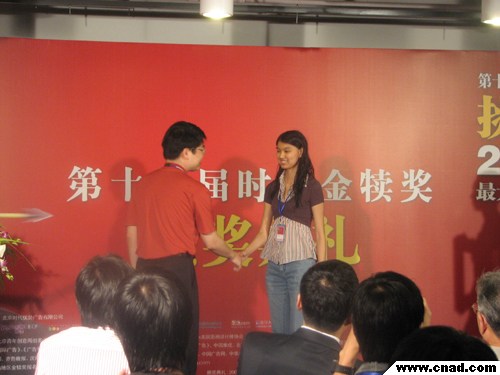 金建航為獲獎(jiǎng)同學(xué)頒獎(jiǎng)