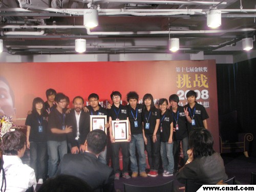 薛振添老師與技術類美術設計江向學生合影留念