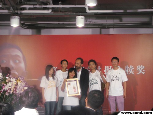 薛老師為技術(shù)類文安對(duì)白類獎(jiǎng)項(xiàng)銀獲獎(jiǎng)?wù)哳C獎(jiǎng)