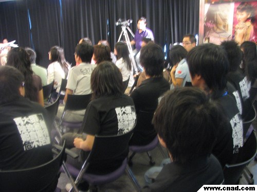 現場學生等待頒獎