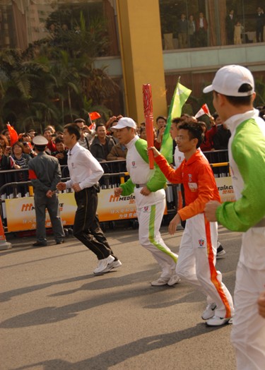 圣火再耀羊城，警視火炬手光榮上陣