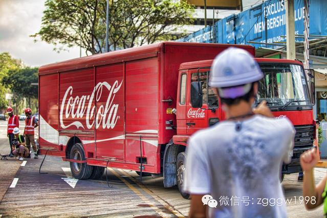 可口可樂(lè)聯(lián)手新加坡奧美打造“快樂(lè)從天而降”