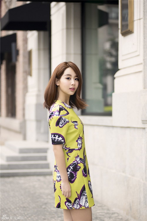 楊紫時尚街拍 氣質(zhì)清新 親切感十足