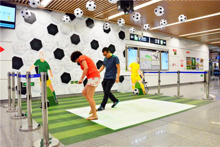 為球而“聲”,為你留名——北京地鐵14號線發(fā)布地面互動投影廣告