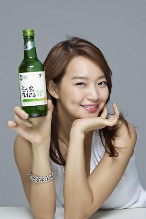 申敏兒成初飲初樂燒酒新廣告代言人