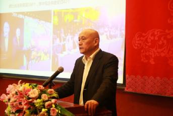 “無須揚鞭自奮蹄”