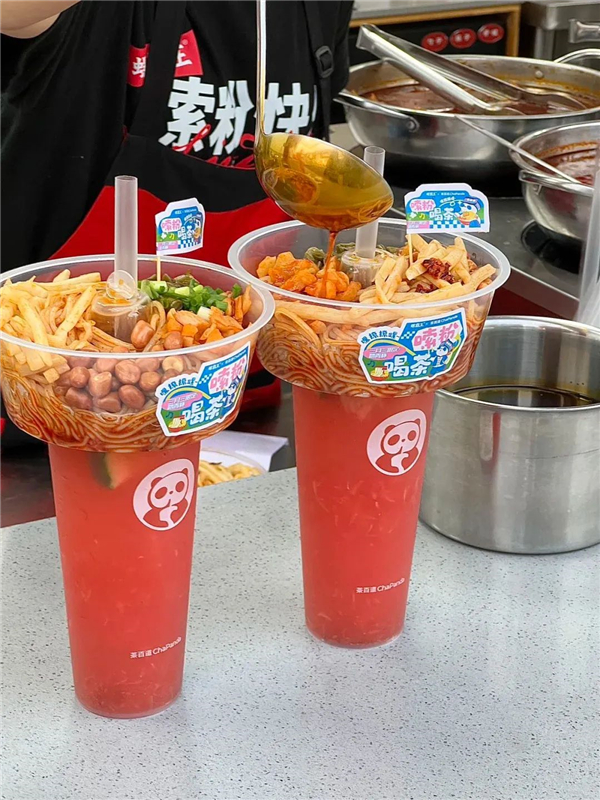 1747021180732349.jpg 16必勝客聯名老干媽太炸裂.jpg