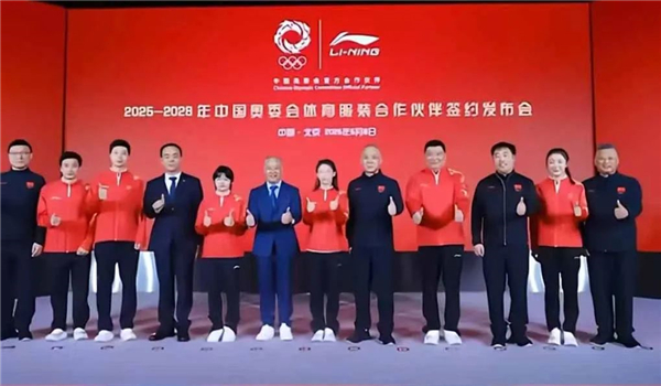 1747210635283954.jpg 18全紅嬋合影沒站C位.jpg