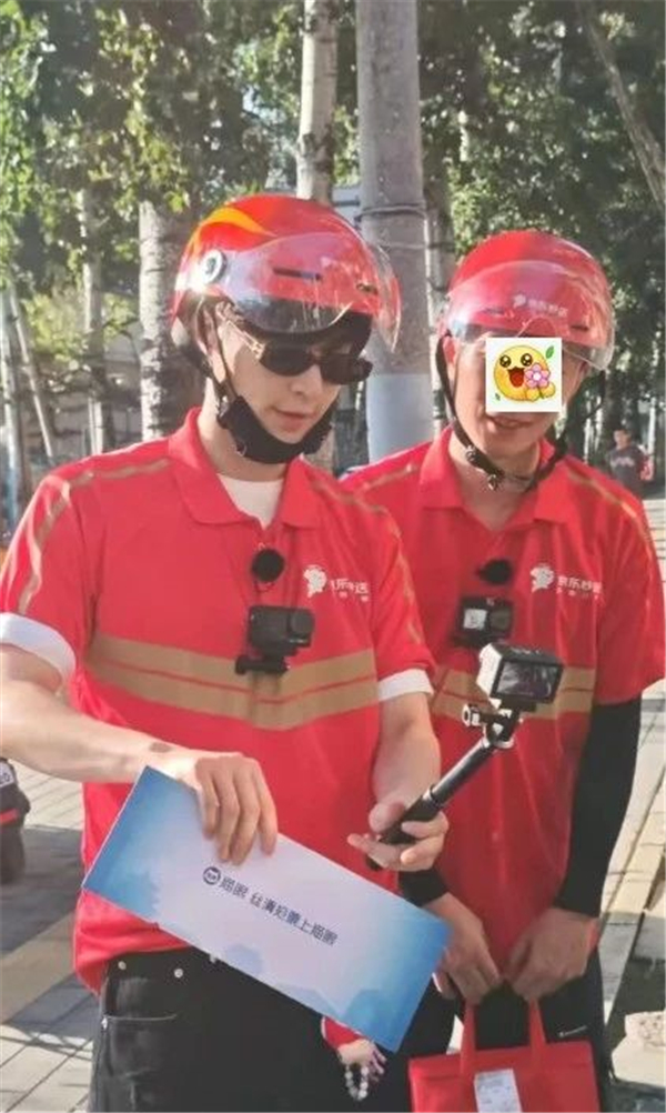 1753945966891824.jpg 6全網(wǎng)偶遇張藝興送外賣.jpg