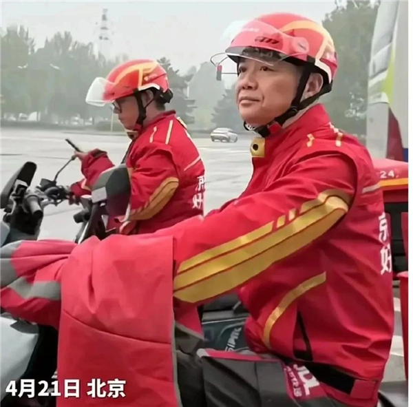 1753946026963890.jpg 12全網(wǎng)偶遇張藝興送外賣.jpg