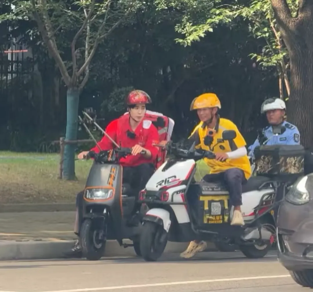 1753946087828241.jpg 15全網(wǎng)偶遇張藝興送外賣.jpg