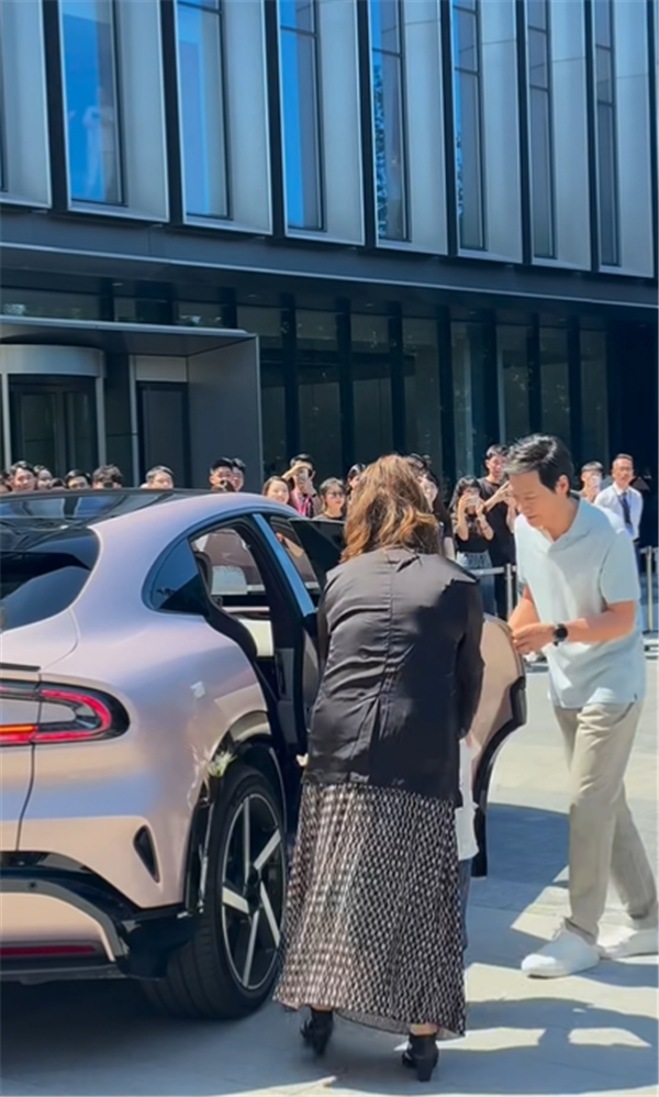 1753946104325427.png 17全網(wǎng)偶遇張藝興送外賣.png