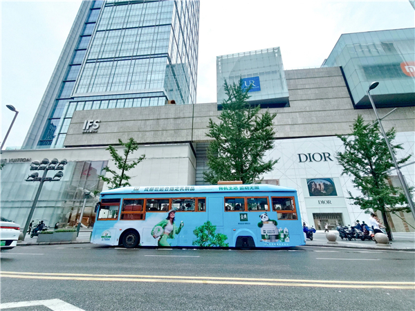 1755825142602765.jpg 2別再當(dāng)背景板!戶外廣告這么玩才叫真·出圈.jpg