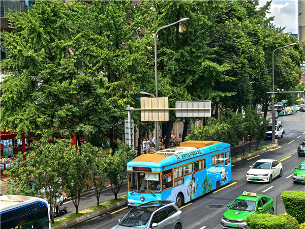 1755825147839495.jpg 3別再當(dāng)背景板!戶外廣告這么玩才叫真·出圈.jpg