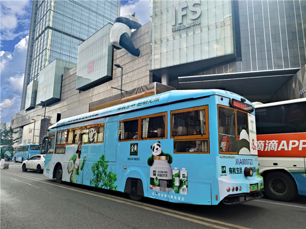 1755825153651212.jpg 4別再當(dāng)背景板!戶外廣告這么玩才叫真·出圈.jpg