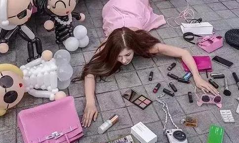 創(chuàng)意“摔倒炫富”突然間火了